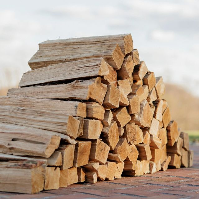 High quality oak firewood kiln dried and packed in bags ensures efficient burning and minimal smoke perfect for homes available now with fast delivery and wholesale pricing - Image 5