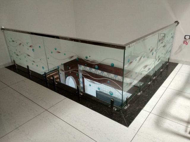 Stainless Steel Ss Glass Stair Railing, For Home Color Ral4 Position Balcony Usage/Application Home Glass Type Tempered - Image 1