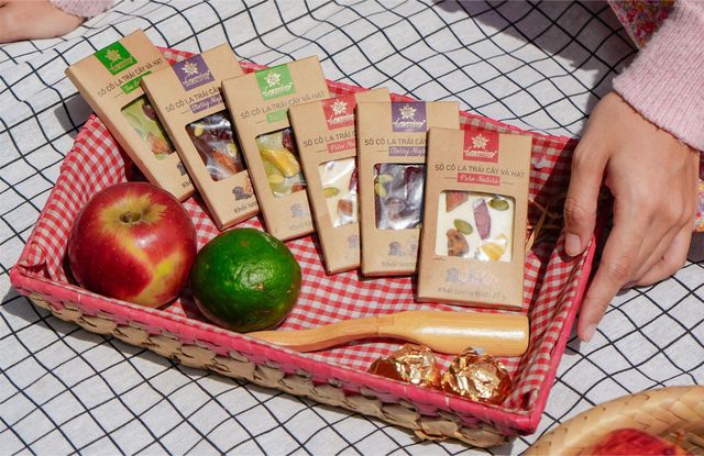 Wholesale Low Price White Chocolate with Dried Fruits and Nuts Inside Chocolate Minibar 27g for Exporting Made in Viet Nam - Image 1