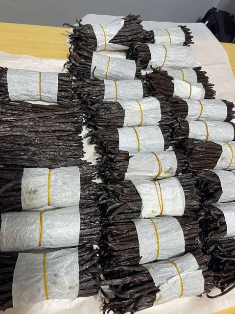 Vanilla Bean Texture Oily Origin Uganda Aroma Deep And Bold Quality Grade Gourmet Grade Moisture Content Consistent Processing Method - Image 3