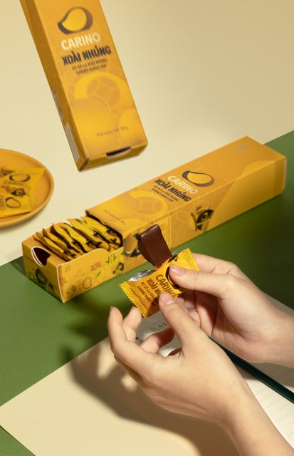 High Quality Semi-Sweet Chocolate-dipped Dried Mango From Vietnam-90g Box OEM/ODM for Retailing - Image 3