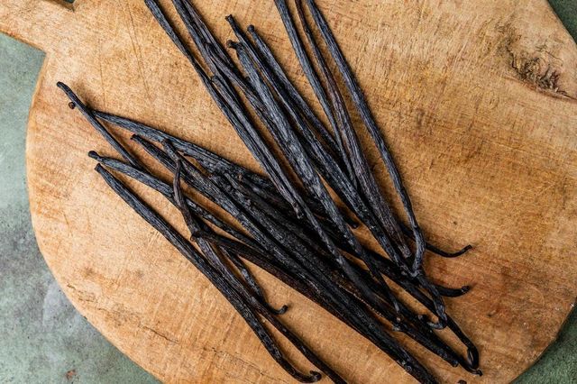 Dried Black Vanilla Beans A+ Grade South Africa Gourmet Whole Pods for Baking and Food Processing For Sale - Image 4