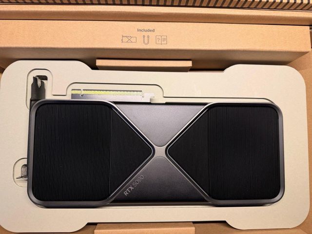 Nvidia FE Founders Edition GeForce RTX 5090 32GB GDDR7 Graphics Card - Image 3