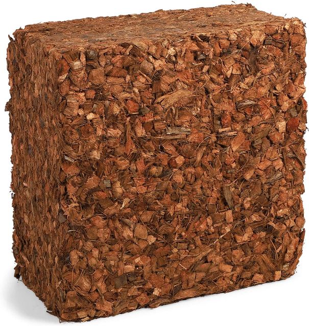 Indonesia coconut husk chip block 5kg - Image 1