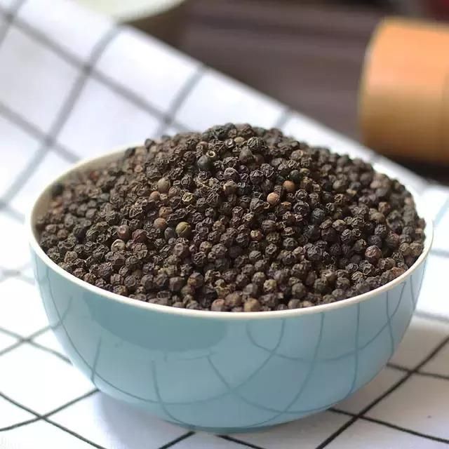 Premium black pepper with strong aroma and rich spicy flavor for cooking High quality whole black peppercorns for seasoning and spice blends Export quality black pepper for international spice markets Natural black pepper with high piperine content and strong taste - Image 3