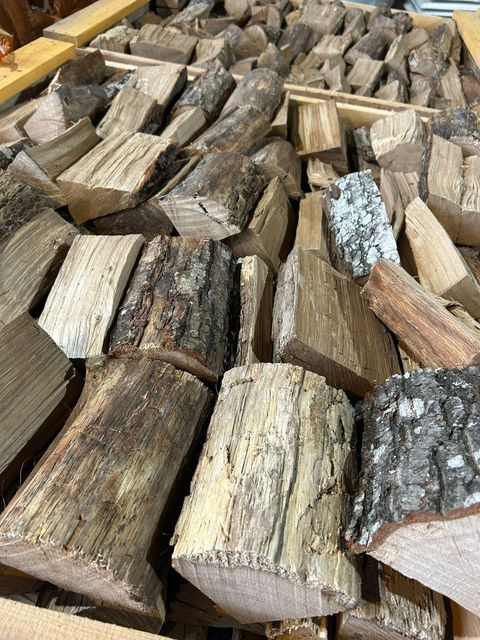 Premium quality kiln dried oak firewood in bags designed for efficient clean burning great for fireplaces stoves and outdoor use available now with fast delivery and wholesale buying options - Image 3