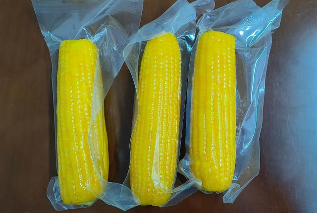 Vacuum-Packed Cooked Sweet Corn on the Cob - Image 1