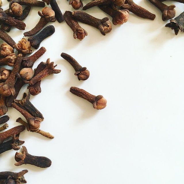 Premium Whole Cloves For Fresh And Aromatic Flavor - Image 1