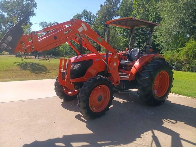 Wholesale Kubota M6040 Tractor Featuring Strong Hydraulic System And Smooth Transmission Performance - Image 1