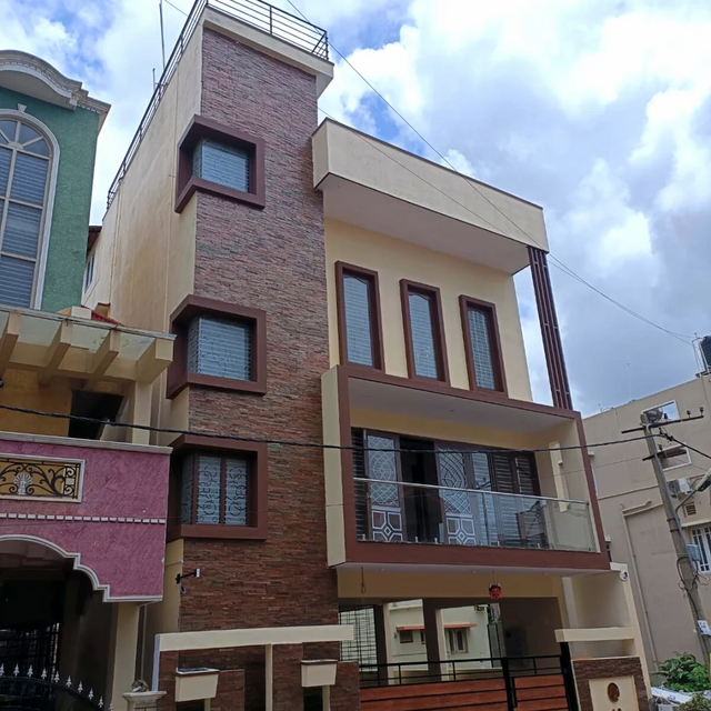 Bungalow Building Construction Service Roof Style Sloped Delivery Time 7-30 Days Construction Mode Onsite Veranda Presence - Image 1