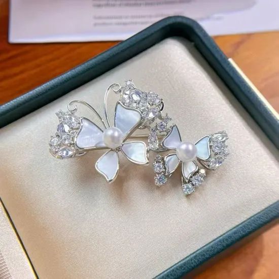 Elegant Shell Design Butterfly Shape Brooch Adorned with Natural Freshwater Pearls - Image 3