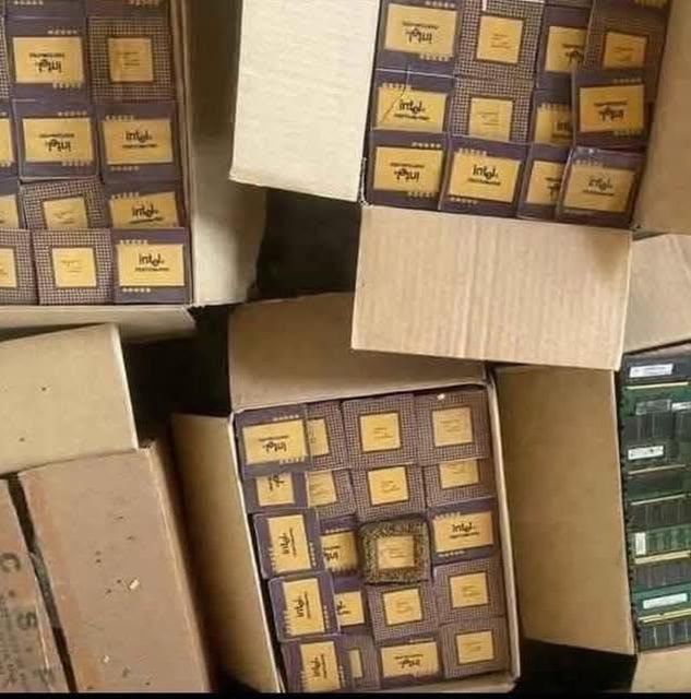 Pentium Pro Ceramic Gold Face CPUs Scrap With Gold Recovery Chips - Image 3