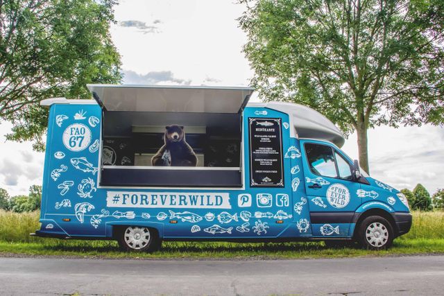 Commercial Seafood Food Truck With Premium Stainless Steel Equipment For Fresh Seafood Preparation And Mobile Dining - Image 2
