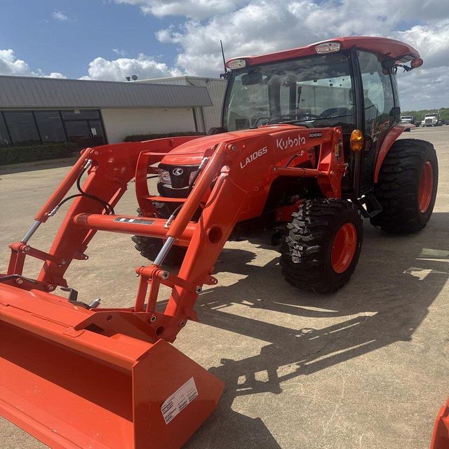 Used Kubota Tractor with Front Loader 4WD 23HP Diesel Engine for Farm Landscaping Garden Work at competiti - Image 3