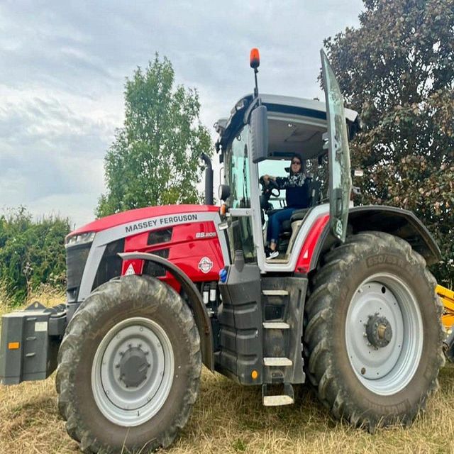 High Performance Agricultural Tractor Massey Ferguson 75HP 4WD With Durable Engine Gear Drive Pump And Strong Gearbox Bearing For Reliable Farm Operations One Year Warranty - Image 3