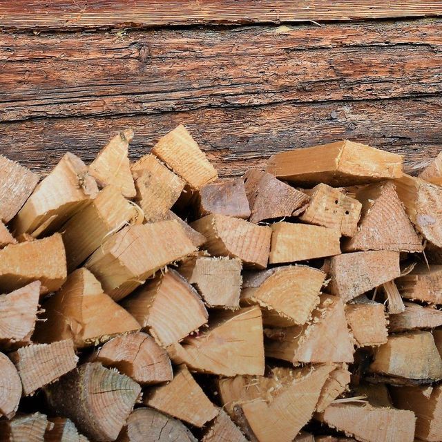 Premium Quality Oak Firewood Natural Hardwood Long Burning Firewood for Fireplaces Heating Stoves and Cooking - Image 1
