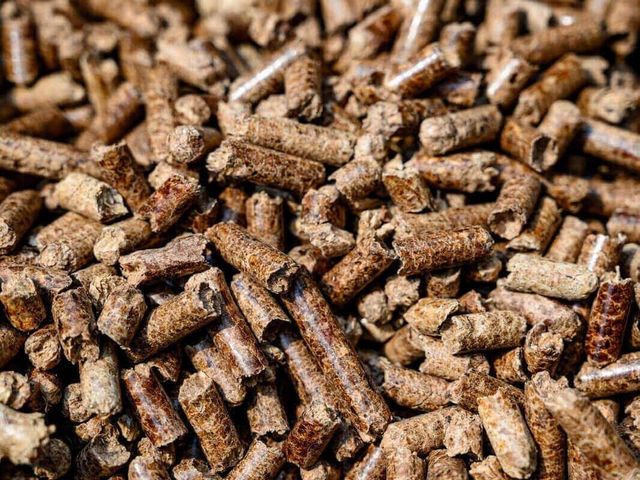 Best Quality A1 Enplus Pine/Oak Wood Pellets Bulk Wholesale Bio Fuel Stick Shape Heating System Use Ready for Export - Image 4