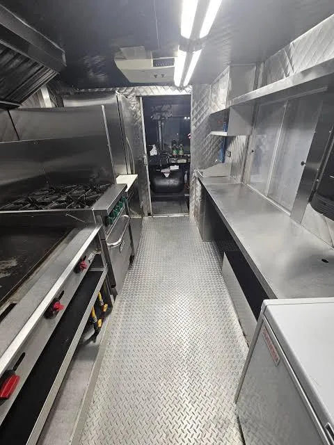Affordable Mobile Food Truck Customized low price high performance fast delivery Mobile Food Truck for Export Worldwide - Image 3