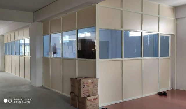 White Aluminum Glass Partition Color White Height 10 Feet Frame Thickness 12 mm Design Type Customized Glass Type Laminated - Image 4