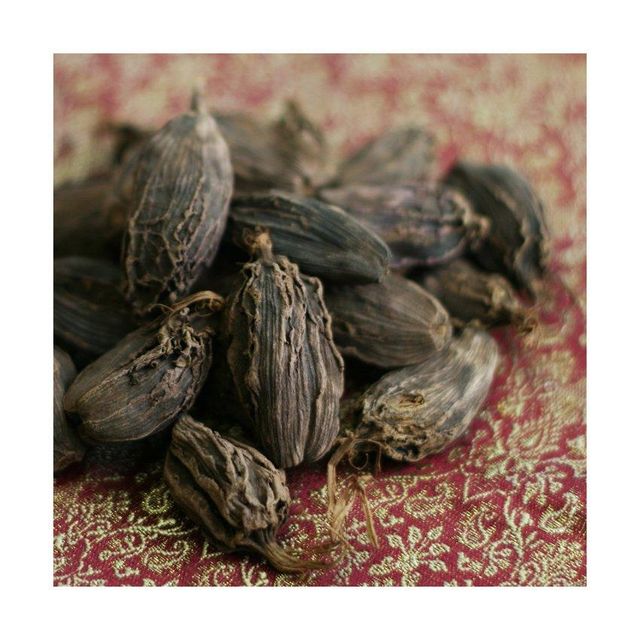 natural green elaichi cardamom pods for digestion immunity weight loss herbal tea baking desserts cooking with high essential oil content and health benefits - Image 5