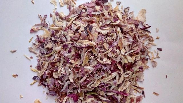 Red Onion Flakes Origin India Grade A Grade Fumigation Available Type Dehydrated Red Onion Texture Uniform Flakes (8–15 Mm) - Image 1