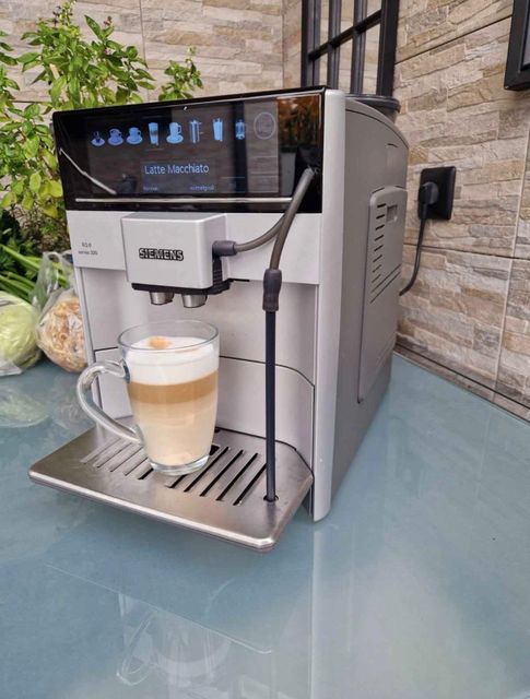 Siemens EQ.6 plus s300 TE653501DE Espresso Machine - Automatic Coffee Machine with Milk Frother - 15 bar - Black/Silver - Image 3
