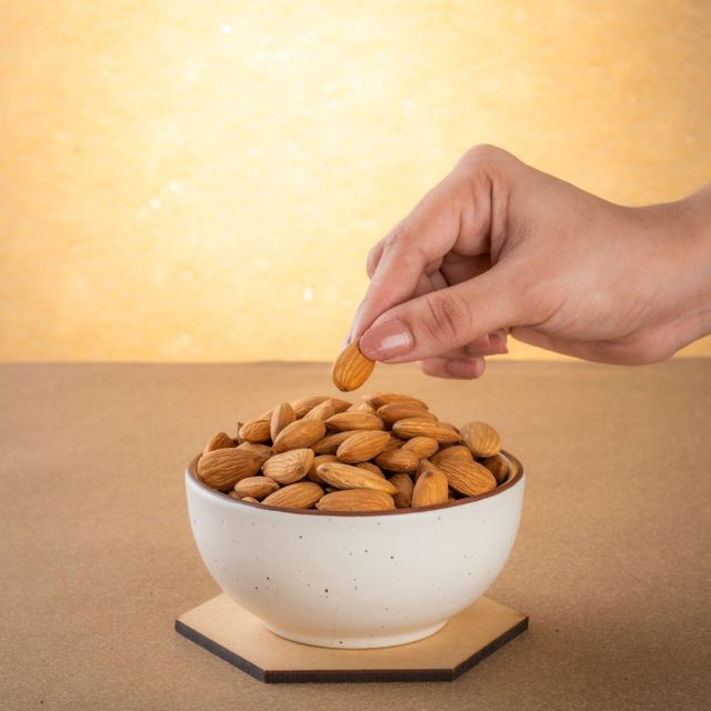Premium California Almonds Fresh Crunchy Nuts Carefully Selected for Wholesale Export and Food Processing Buyers - Image 3