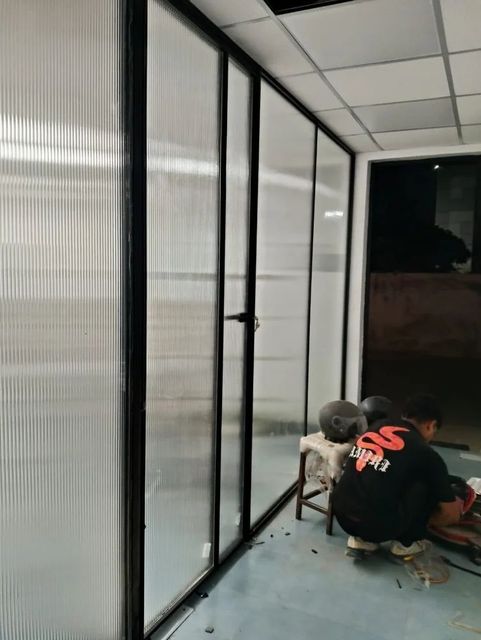 Aluminium Partition Fabrication Service, in Gurgaon Height 7-10 Feet Service Mode Offline Materials Used Aluminum Service Location/City - Image 2