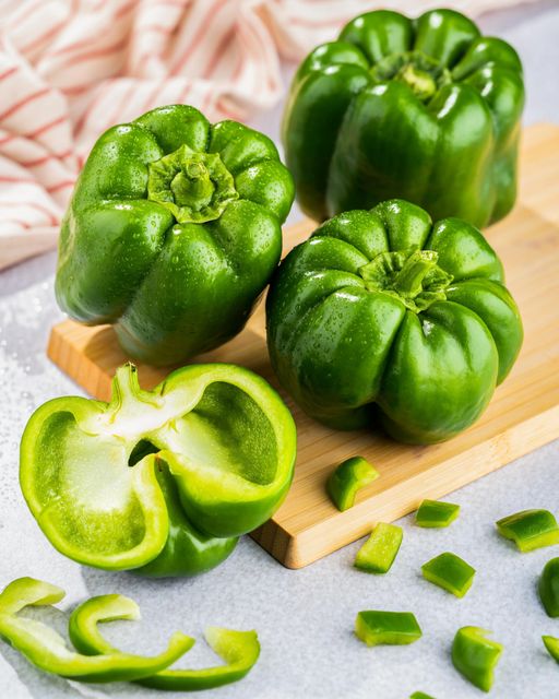Fresh capsicum pepper Mature Whole Vegetable for Retail and Fast Food Service Red bell fresh pepper - Image 1