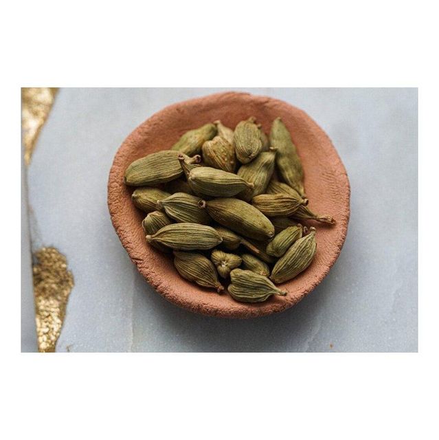 high grade green elaichi cardamom pods bulk supplier export standard spice for tea industry food manufacturing bakery chains and global spice trade with strict quality control and grading - Image 4