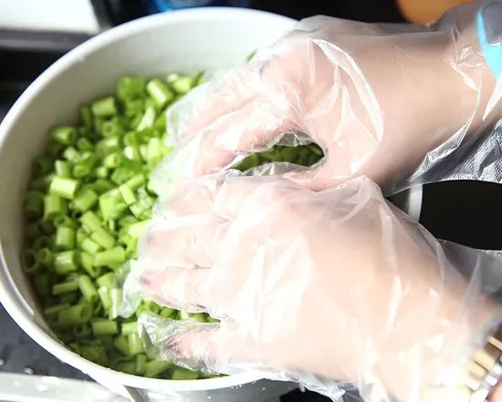 Waterproof Disposable Plastic Gloves for Cooking and Cleaning - Image 6