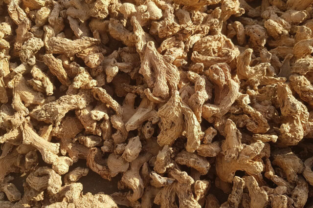 Dried Ginger Gmo Status Non-gmo Moisture Content ≤10% Oleoresin Content High Drying Method Sun-dried Essential Oil Content - Image 1