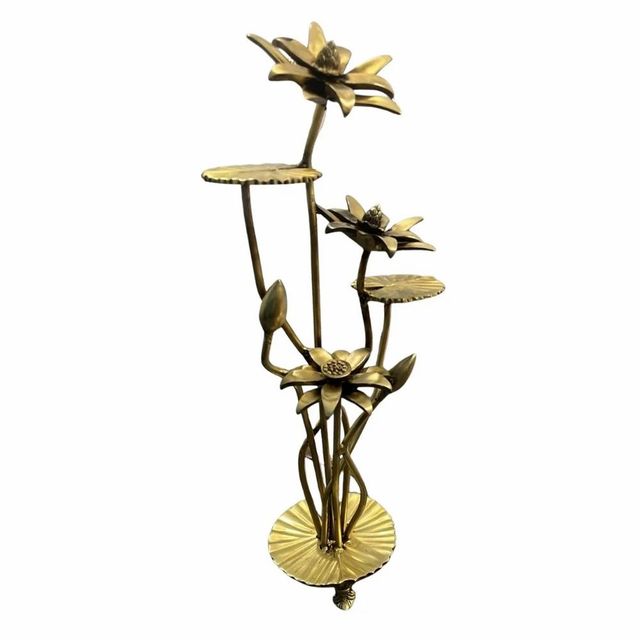 Golden Flower Brass Stand, For Home Color Golden Material Brass Texture Antique Patina Verdigris Finishing Polished Usage/Application - Image 1