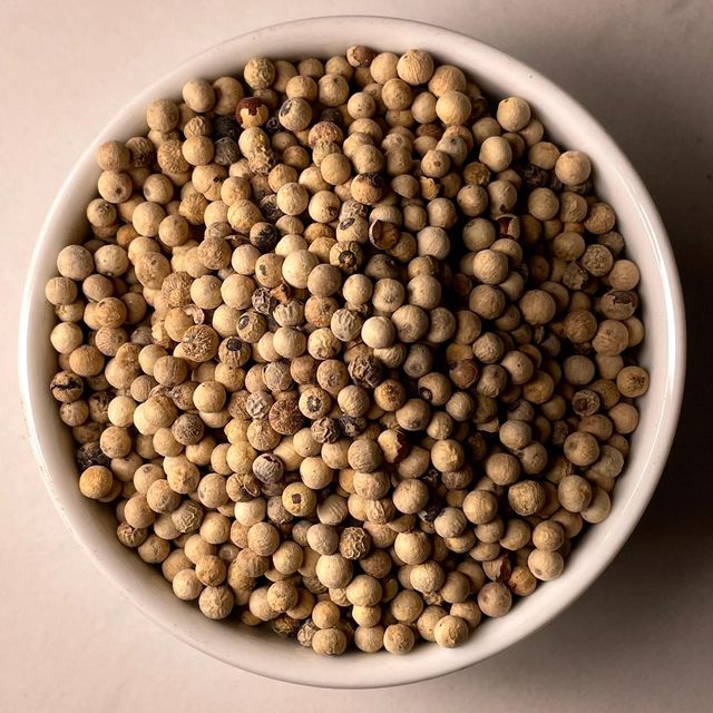 Natural Sun Dried White Pepper Whole Spice For Food Manufacturers And Bulk Ingredient Buyers White Pepper With Clean Flavor - Image 1