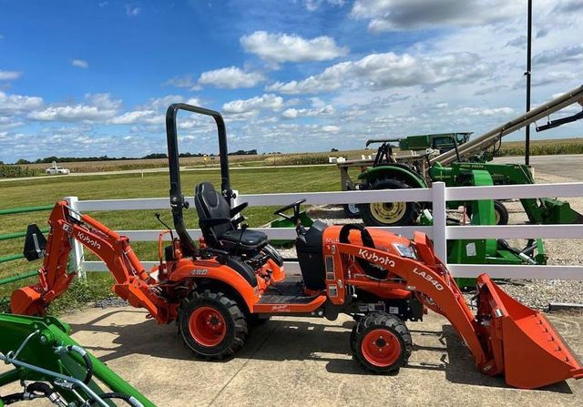 Mini Kubota Bx23s 4WD Tractor LA230 Compact Utility Farm Crawler Loader Agricultural Maneuvering Machine Digital - Image 3