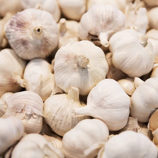 Fresh Chinese White Garlic 4.5–6.5cm – Bulk Premium Cooking Garlic - Image 1