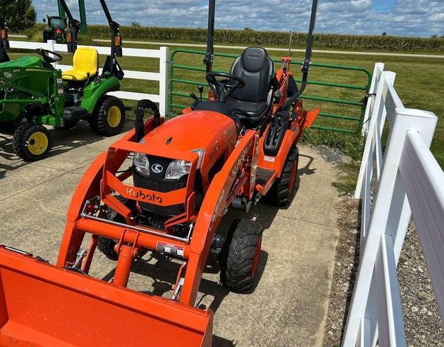 Mini Kubota Bx23s 4WD Tractor LA230 Compact Utility Farm Crawler Loader Agricultural Maneuvering Machine Digital - Image 4
