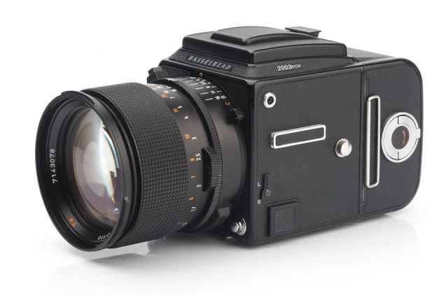 Hasselblad 2003 FCW Black w. F Planar 2/110mm - Image 3