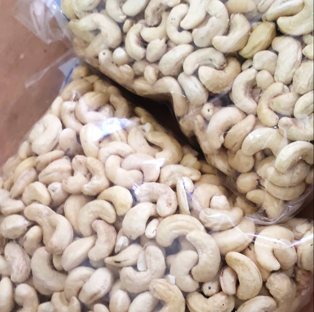 W320 CASHEW NUT KERNELS SUITABLE FOR SNACKING,BAKING,COOKING AND FOOD MANUFACTURING 1LB to 50Lb EXPORT QUALITY - Image 3
