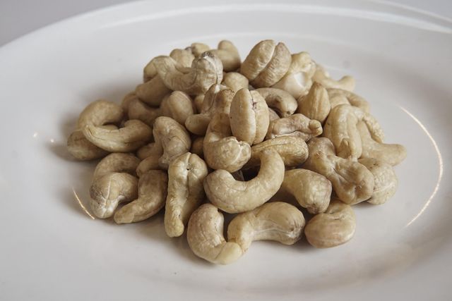 Premium White Whole Cashew Kernels Wholesales | 100% WW240, W180, W320 Export Quality - Image 3