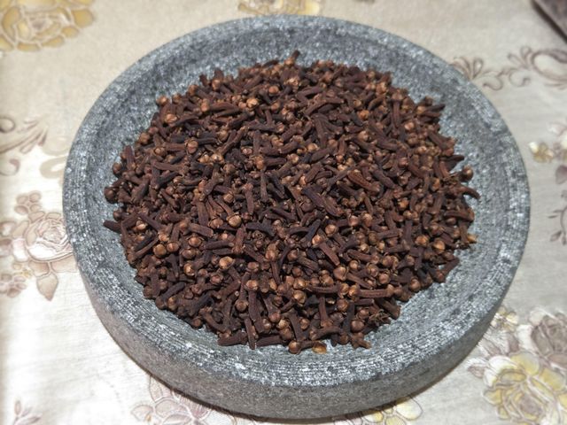 Whole Clove Ab6 Premium Quality Aroma Rich Grade Ab6 Premium Moisture Content ≤ 12% Oil Content Minimum 15% (v/w) Purity 100% Natural, No Foreign - Image 1