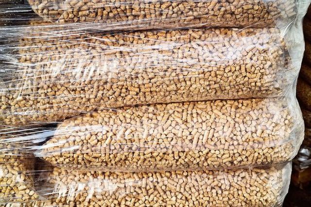 Premium Pine/Oak Wood Pellets Stick Shape 690kg/m Density 6-10mm Diameter Low Ash 0.3% for Heating Systems - Image 4