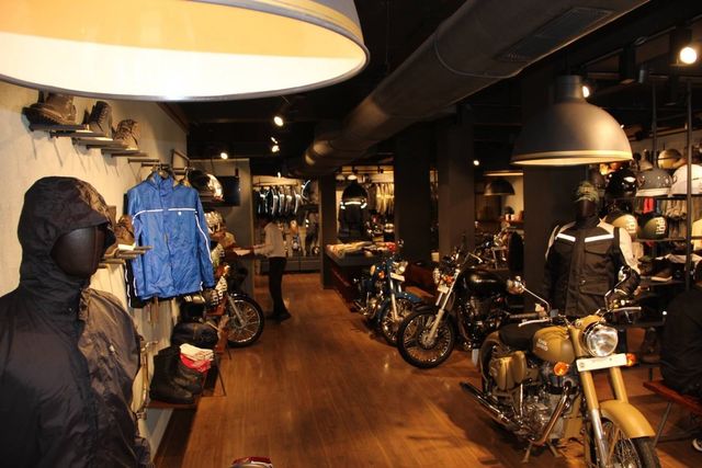 Bike Showroom Interiors What Do You Want To Get Designed Home , Retail Shop, Restaurant, Office Space Preferred Features Needed Lighting , Flooring/Tiling, Accessories/Decor, Furniture Design, False Ceiling, Paint/Colour - Image 10