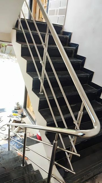 Balcony Stainless Steel Staircase Railing, For Home Design Bar Thickness 3 mm Durability High Position Balcony Material Grade SS - Image 3