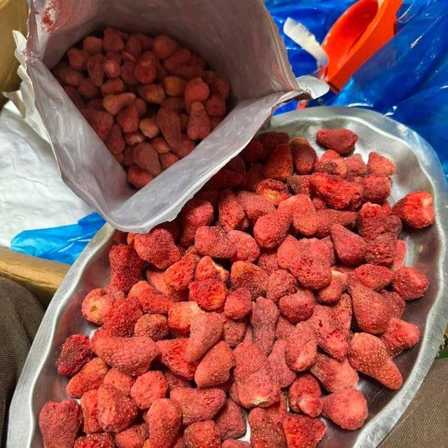 100% Natural Crispy Freeze-Dried Strawberries / Whole Freeze-Dried Strawberry Fruit - Image 4