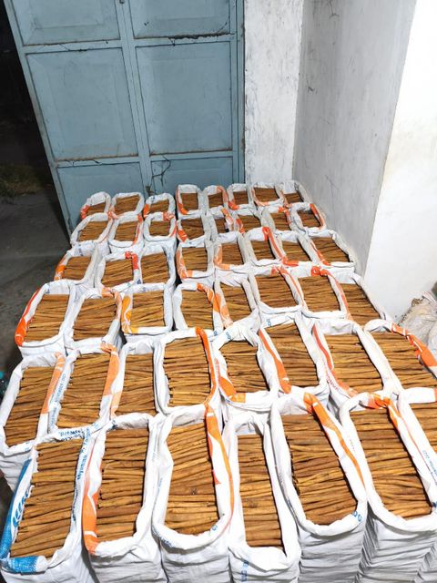 cinnamon Size 8-10 cm Grade AA, AAA Max. Moisture (%) 12 Quality Export Quality Packaging 40 kg woven-pp bag (outer bag) and plastic-pp bag (inner bag) - Image 3