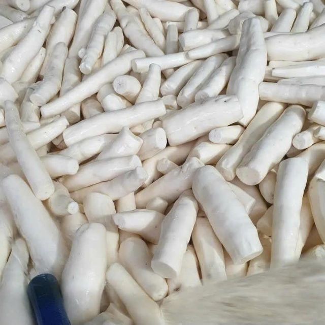 High Quality Frozen Cassava Vietnam Fresh Cassava Root Material for Snacks, Desserts and Cooking Use - Image 2