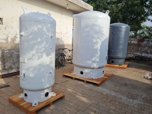Vertical Air Receiver Tank Color Blue Rust Proof Yes Storage Capacity 1000 L Tank Orientation Vertical Material Of Construction - Image 4