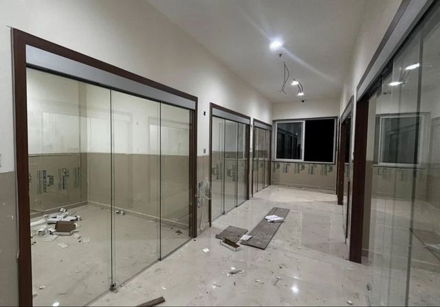 Toughened Glass Frameless Aluminium Partitions Door Included No Material Aluminium Frame Type Modular Fire Resistance - Image 1