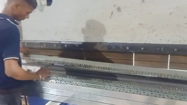 Wire Mesh Cable Tray Color Silver Thickness 2 mm Shape Rectangular Type Perforated Cable Tray Surface Finishing - Image 4